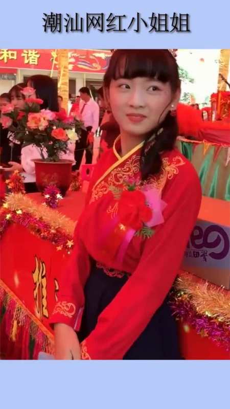 潮汕民族活动的小妹妹,据说她才15岁,感觉以后比佳娜还要漂亮!