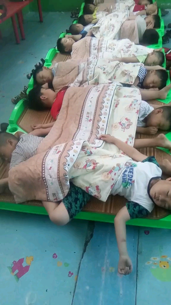 午睡中的幼儿园小朋友.