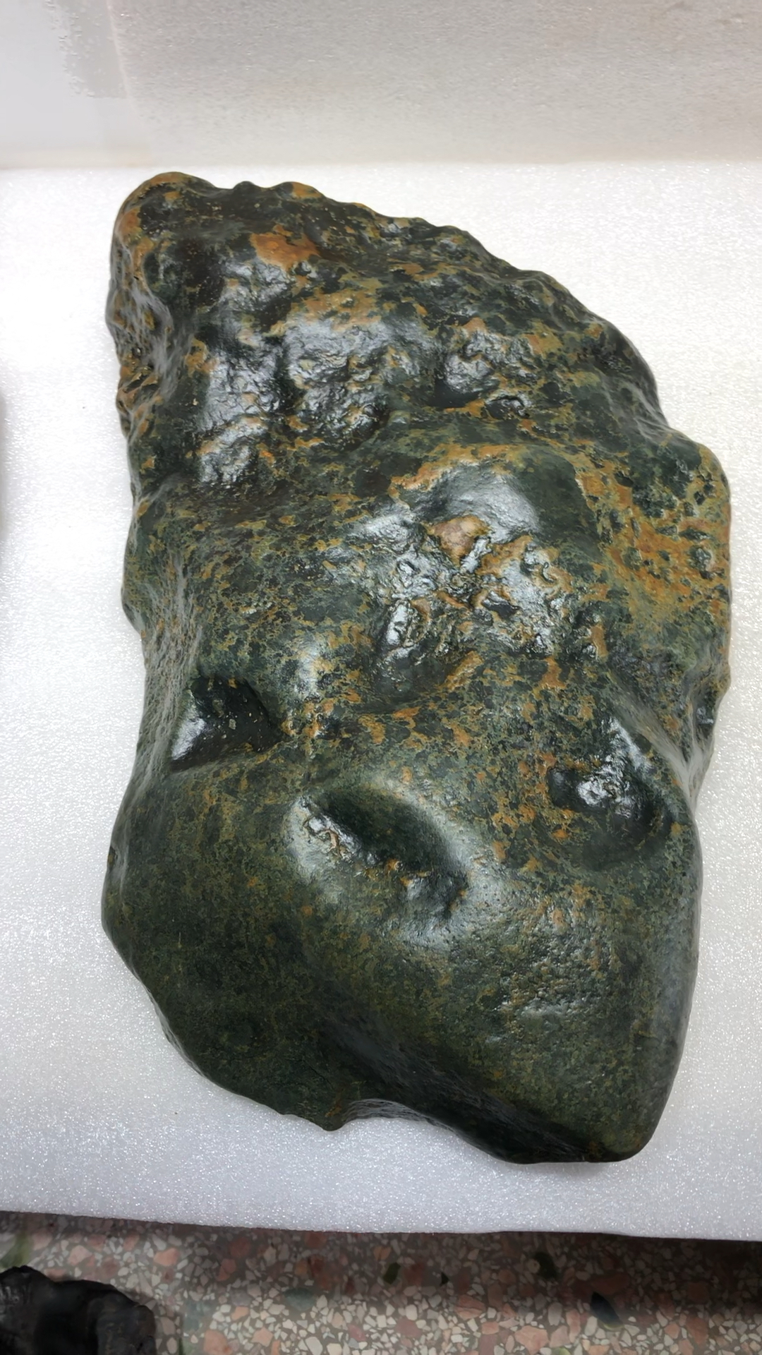 精品橄榄石陨石,重31.4斤,中强磁性,緑蓝色,气印好,纯天然的!