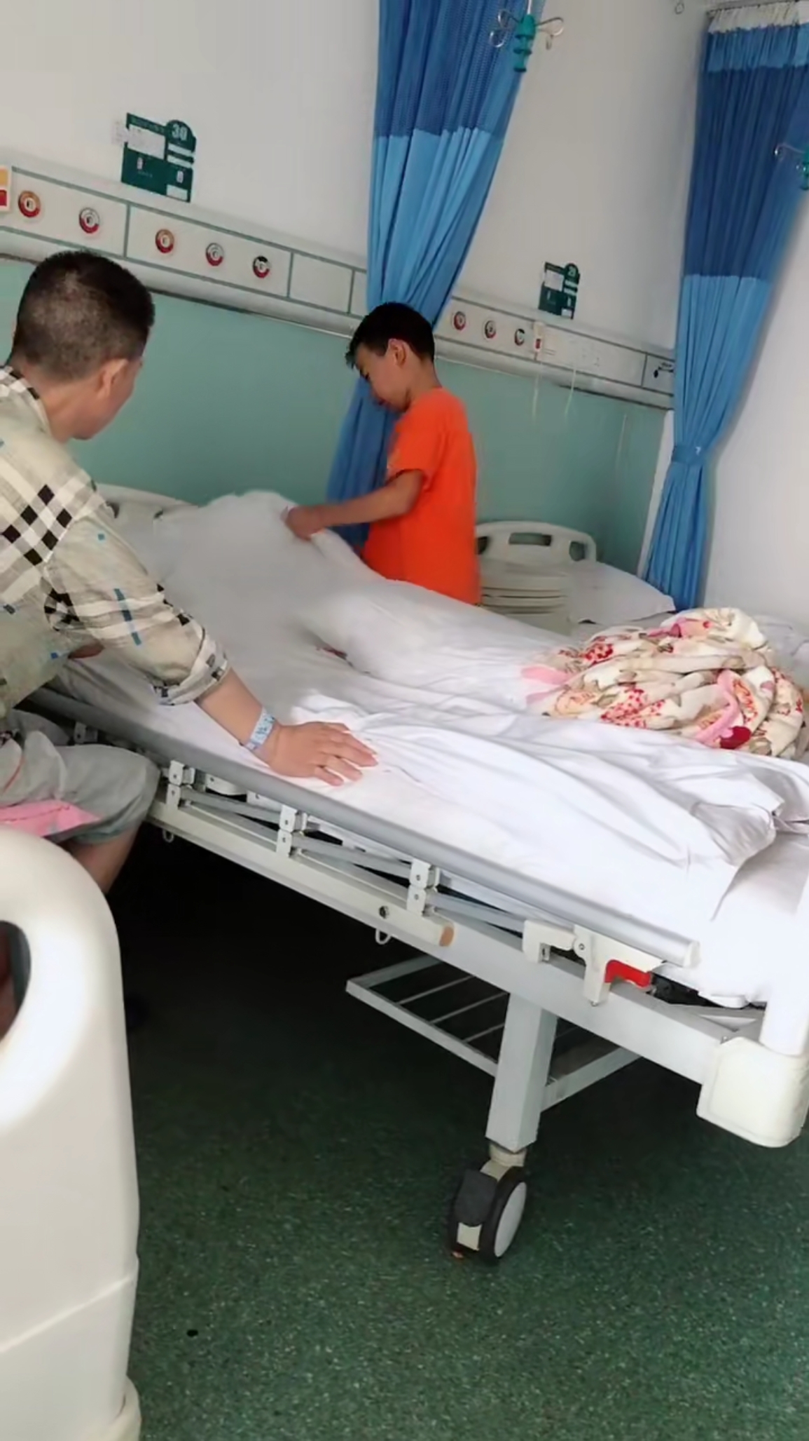 隔壁床大哥,生病住院,一直是九岁的儿子照顾,细心的样子非常懂事!