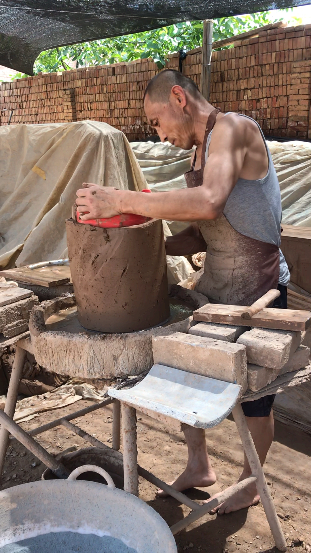 全村最勤劳的人每天早上5点就出去干活了,晚上8点才回来,才挣了不到