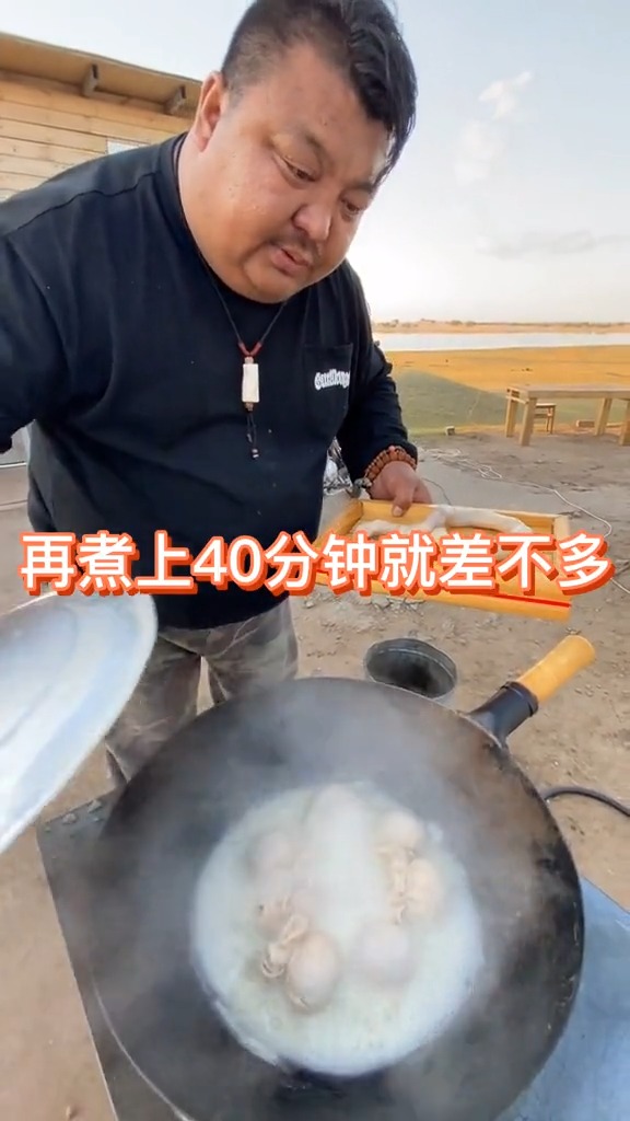 今天给大家看一下肚包肉和肉肠的做法