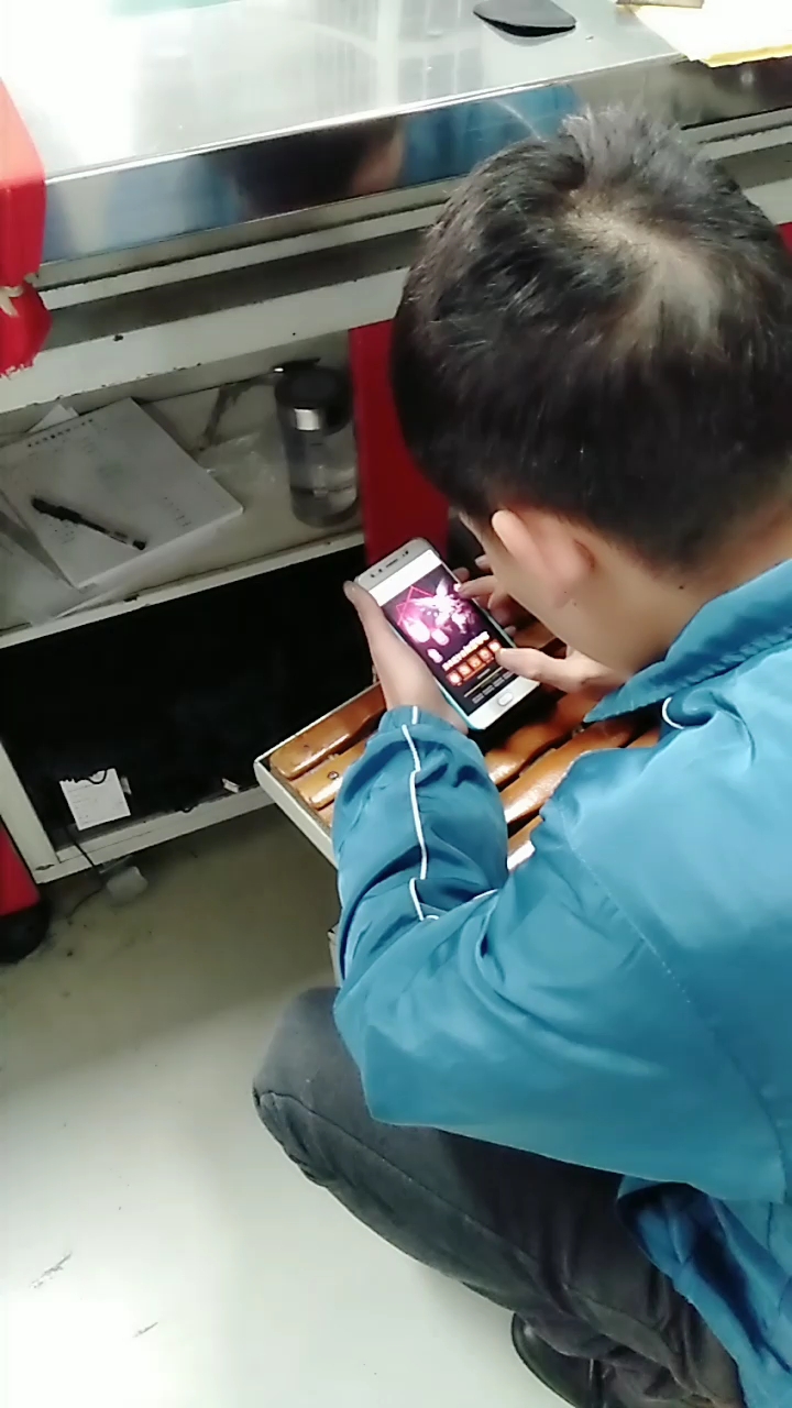 猜猜这个帅哥玩的什么游戏?