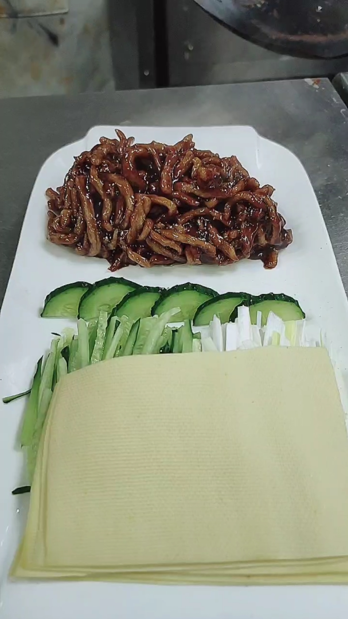 风味人间#京酱肉丝必须卷着豆皮吃才好吃,放点葱丝黄瓜条好吃.