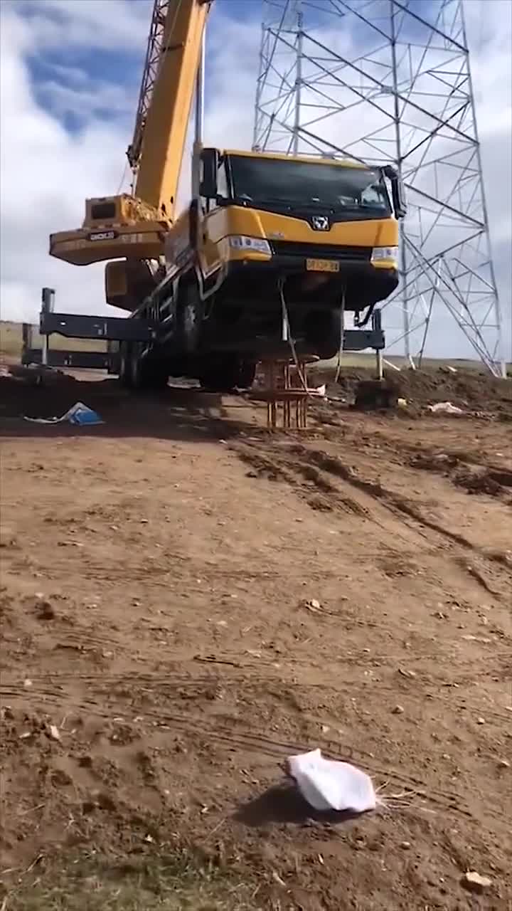 吊车这支腿打的真硬,车头都快翘上天了,一点安全意识都没有吗