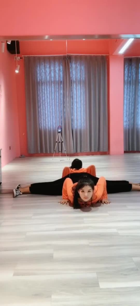 专业撕胯表演精彩好看,姑娘的动作太优美了!