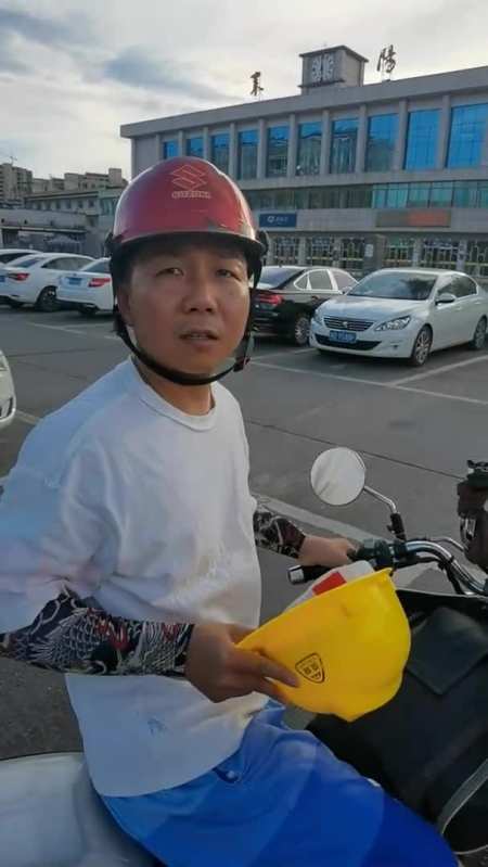 说好的十块,到了又给我讲价,大热天的,摩的司机出门挣两钱不容易