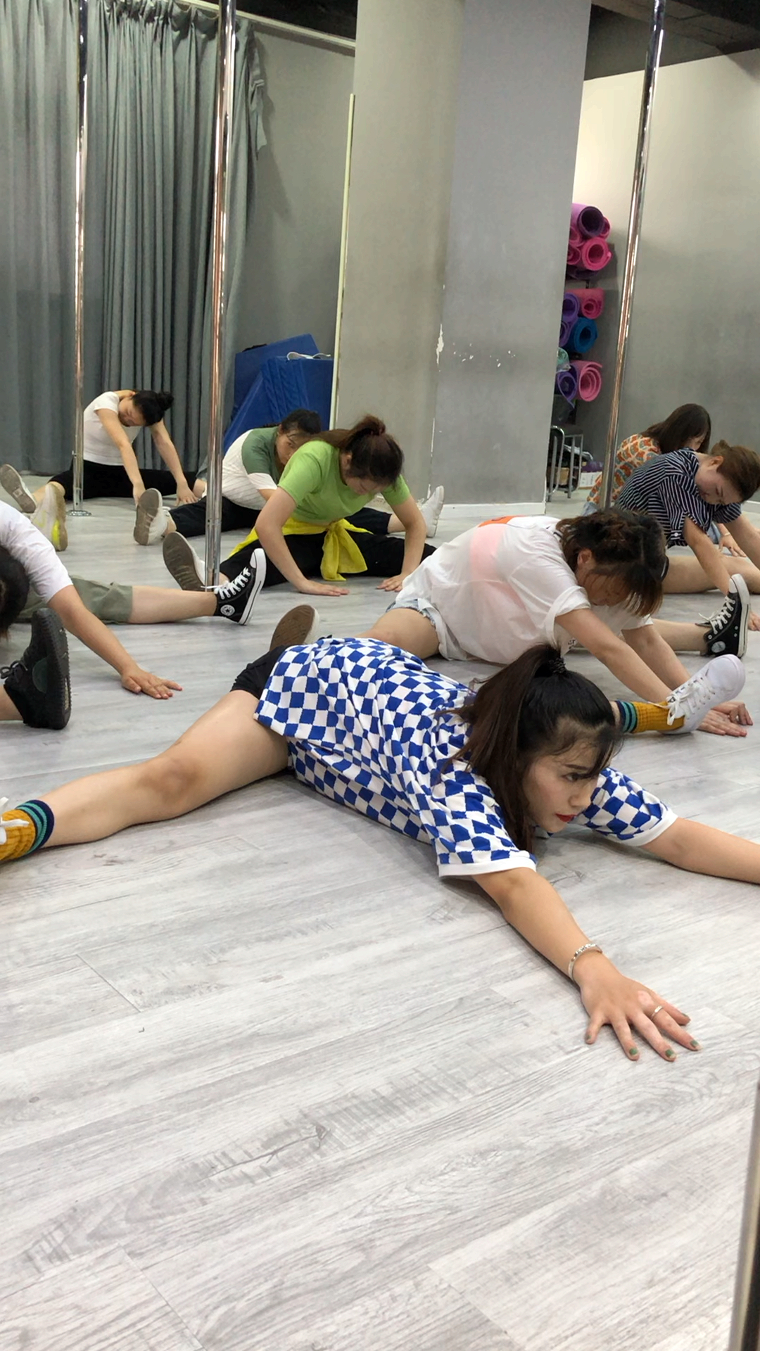 舞蹈#舞蹈热身运动之青蛙趴^ - ^后面的俩小姐姐你们是在偷懒吗?