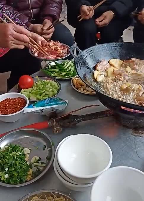 这就是咱们农村长辈搭伙吃火锅的常态,看完你作何感想