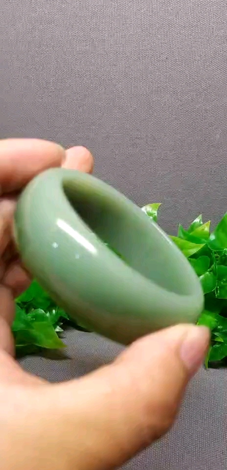 成色非常完美无瑕的碧玉手镯～有喜欢的吗?