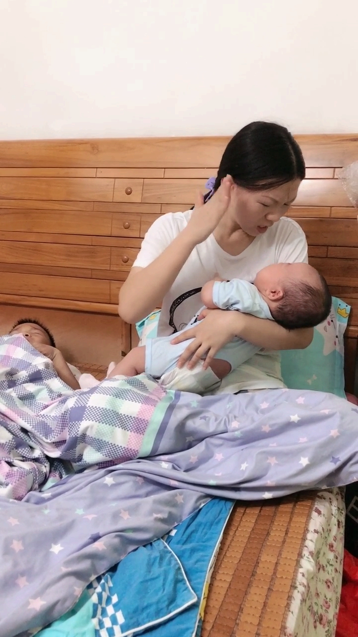 一个女人带个娃容易吗?宝宝一个晚上醒来闹好几次