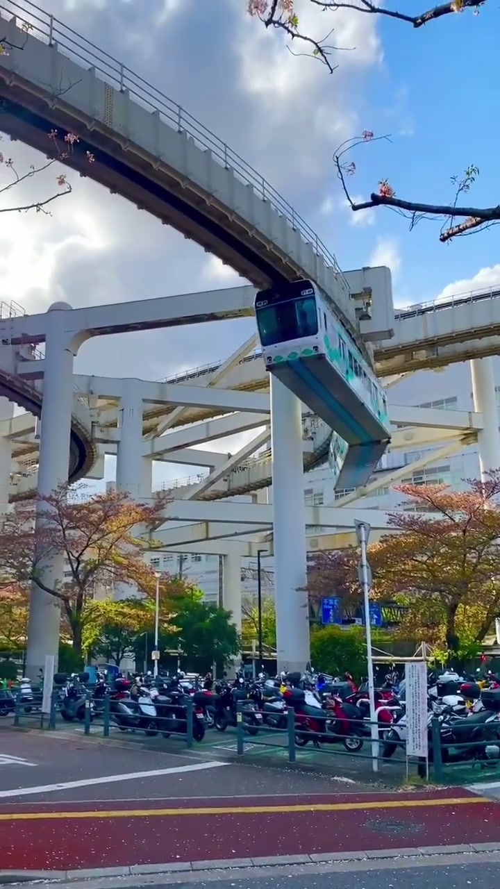 日本人为了防止交通阻塞,竟然在空中建起了单轨电车,实在太不可思议了