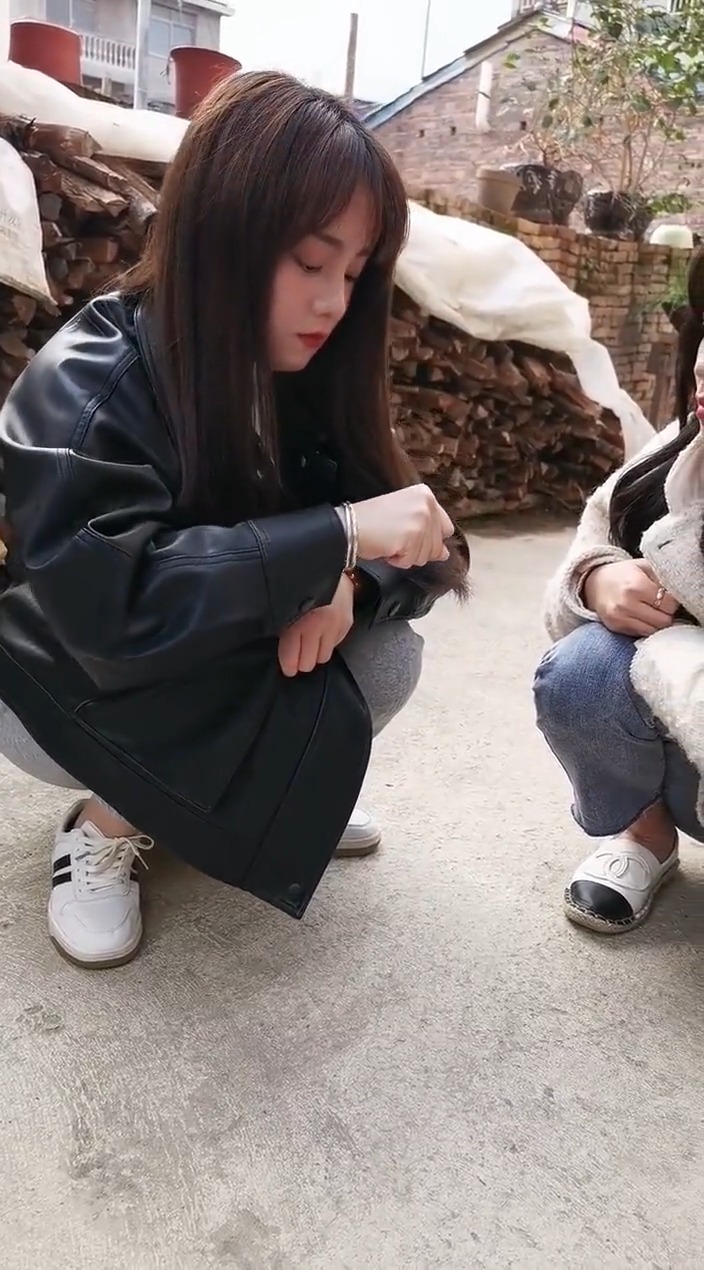 搞笑视频#表妹总是很贪吃,今天给她吃天底下最好吃的零食,这种零试谮