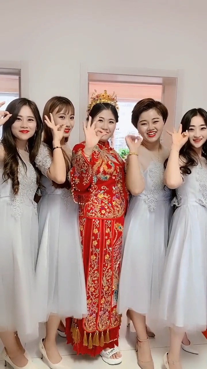 娱乐#伴娘和新娘跳舞,美女一个比一个漂亮,太养眼了!