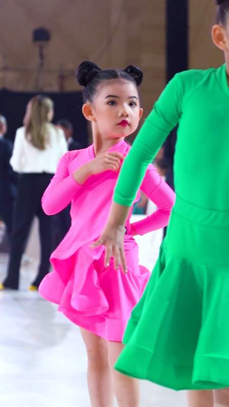 拉丁舞#【萌娃系列】国标舞中标志性的"强颜欢笑"萌翻我了;米老鼠的