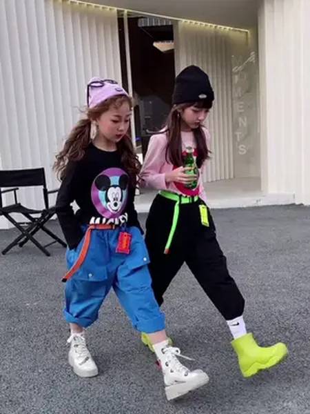 有个姐妹们儿这么出门回头率的多少段依娜