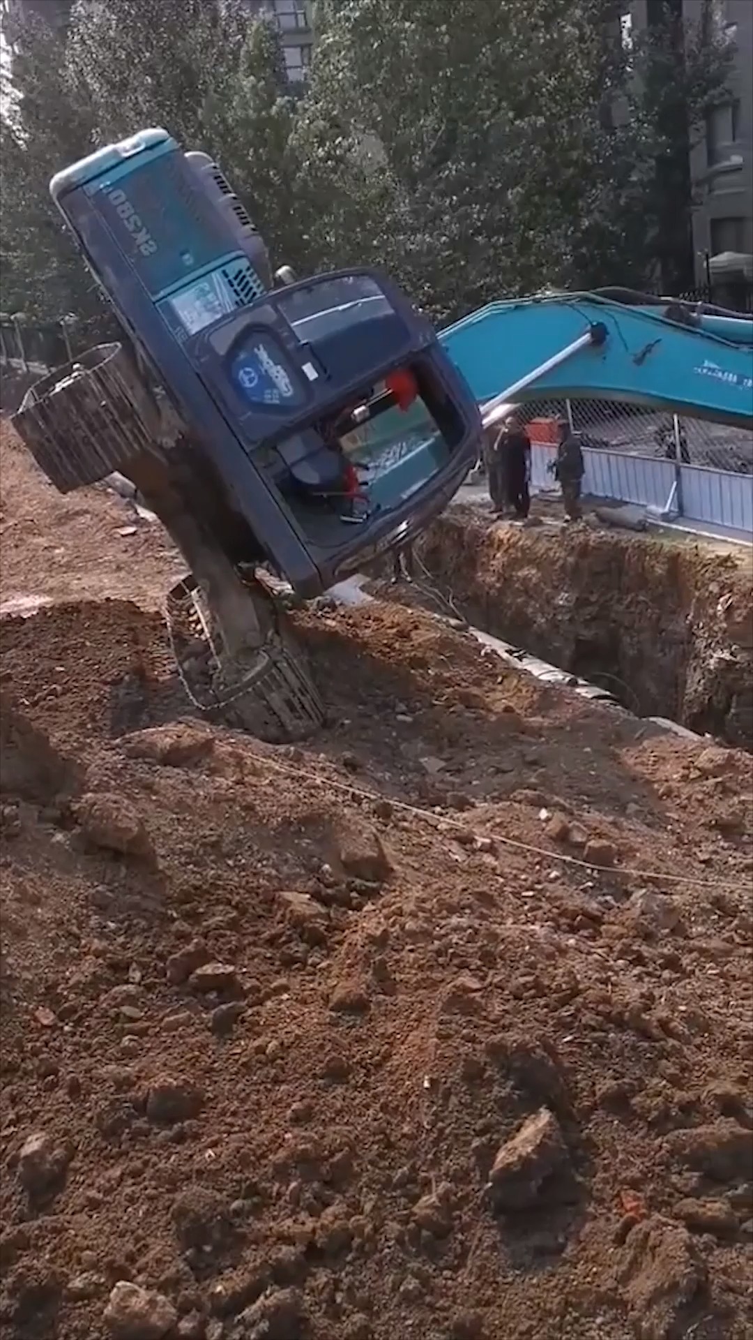 挖掘机翻车事故图片