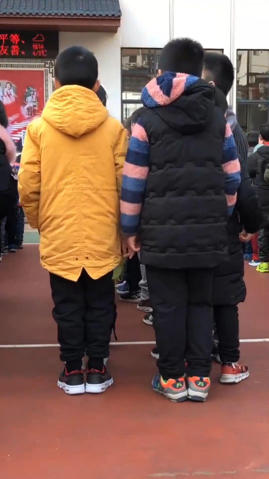 娱乐#这两个男孩子是好朋友吧手牵手是不是感觉很好笑