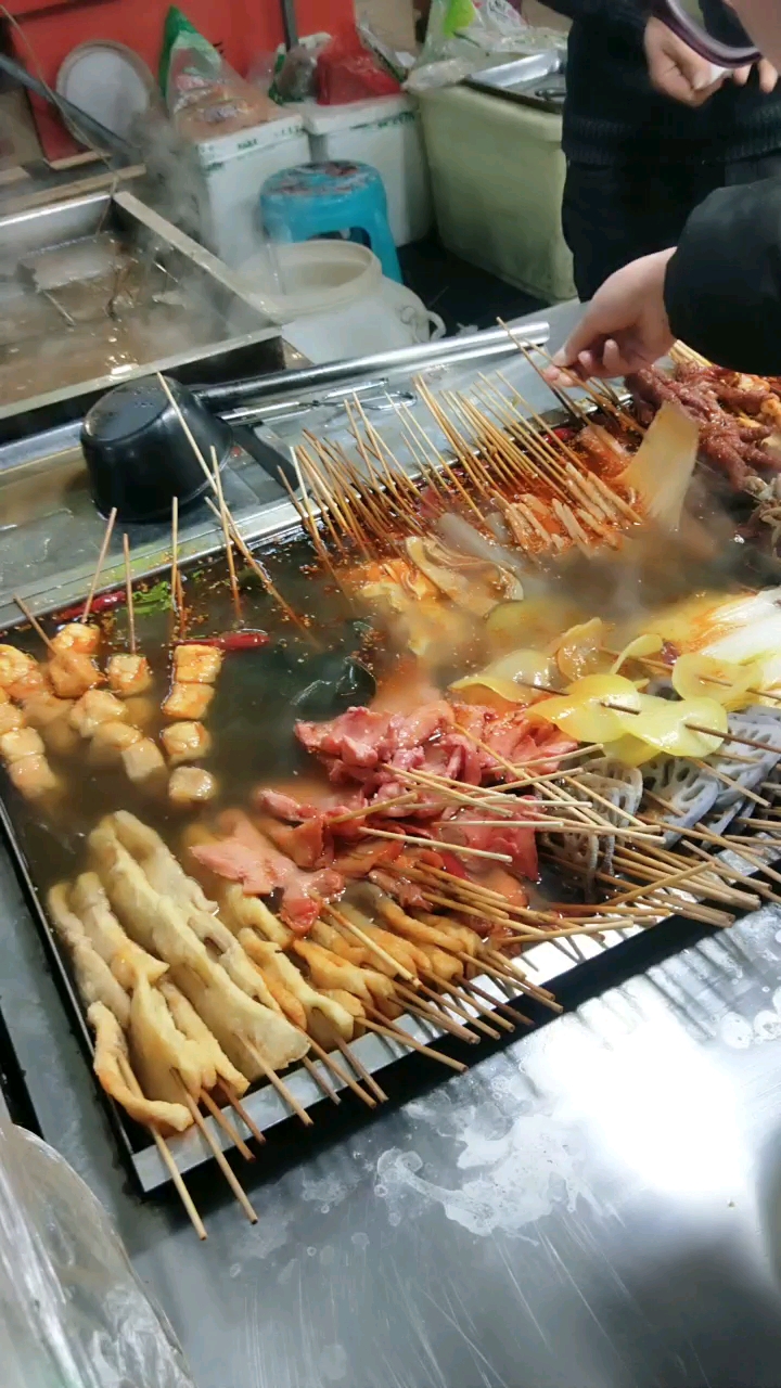 来到串串香,碰到老乡,他说摊位费要5万,生意还不错