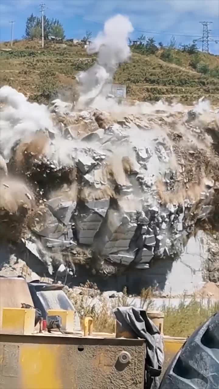 采石场爆破山体,一声巨响瞬间炸开,这操作真牛了!