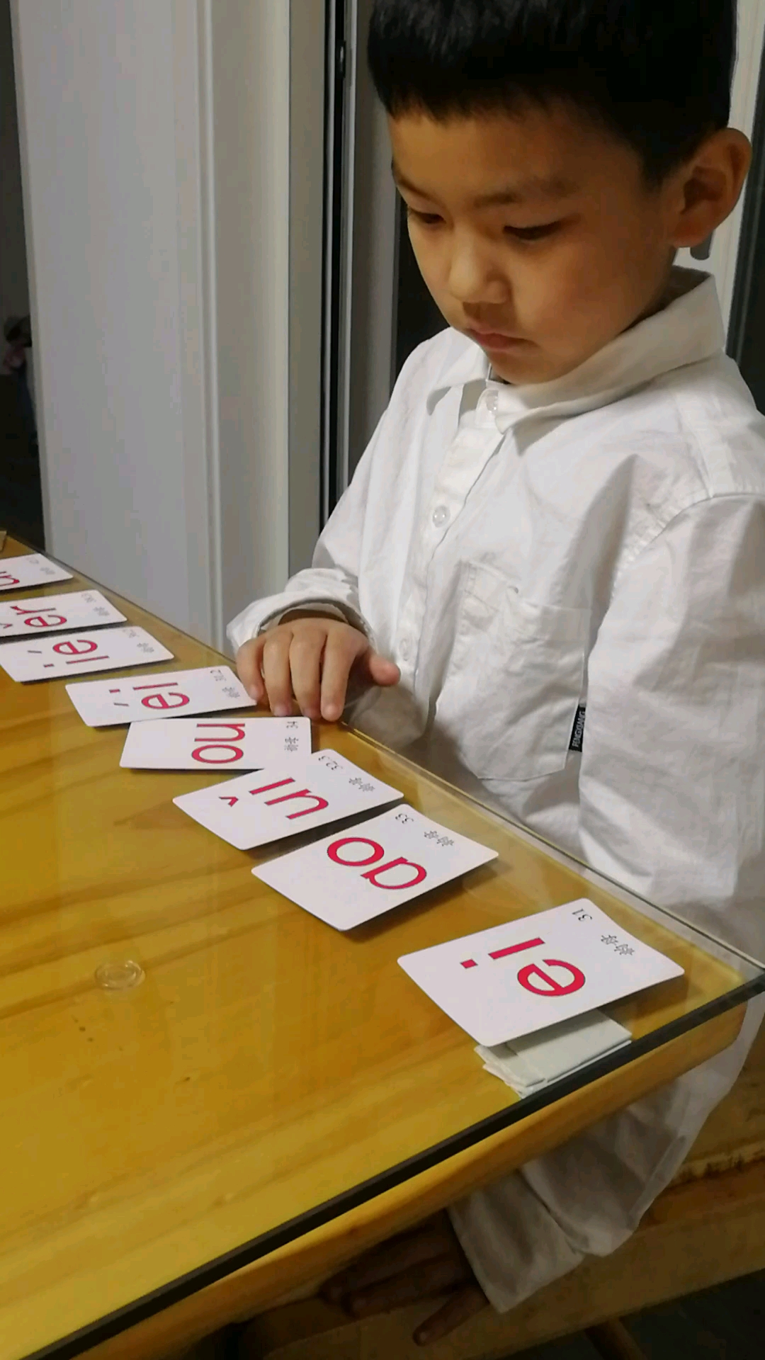 认真读拼音的小孩