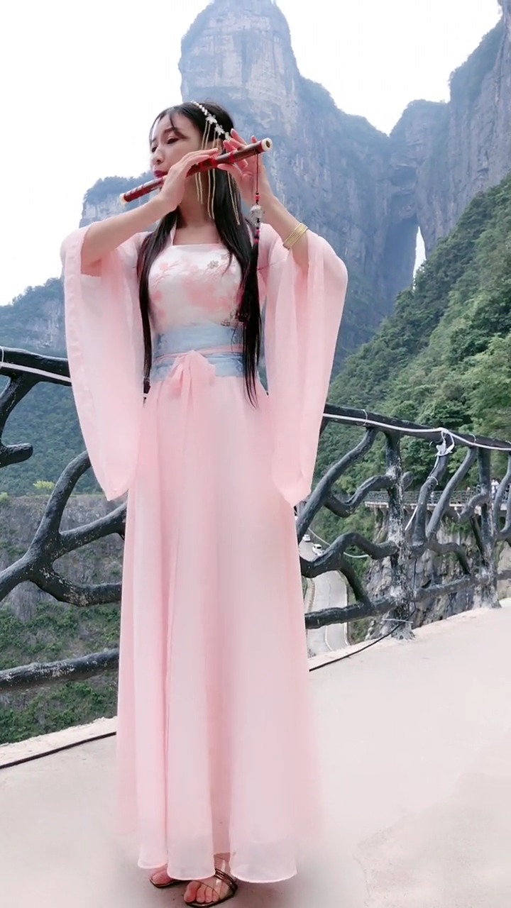 迷惑行为大赏#才艺小仙女竹笛吹奏《沉默是金》,清脆悠扬的笛声,弥漫