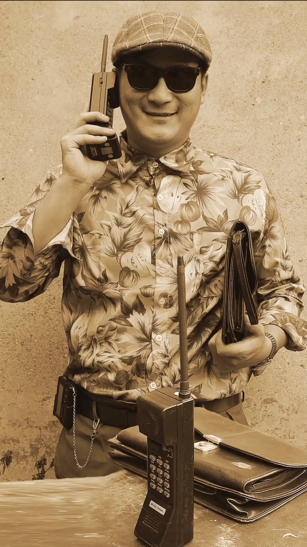 90后生活手拿大哥大,腰胯bb机,穿上大头皮鞋夹个小包,带个小墨镜!拉风