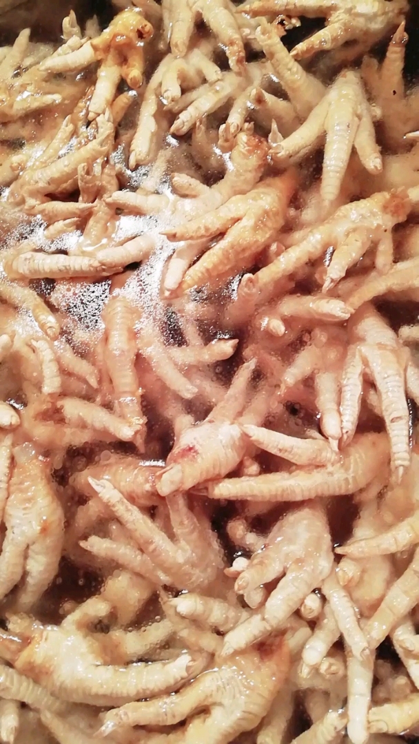 虎皮鸡瓜第二步,冷水泡.