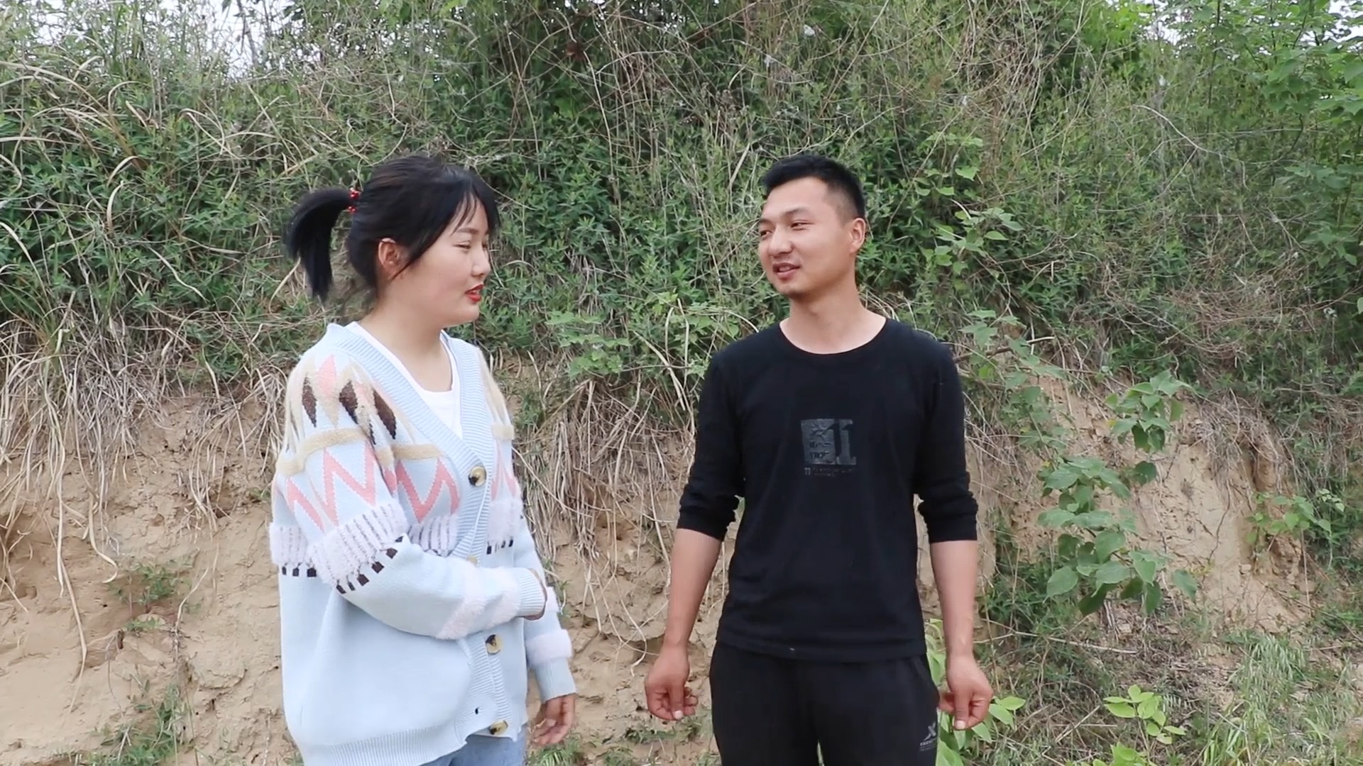 记录我的农村生活#农村小伙小飞找桂花,想让桂花开导莎莎,问问缮