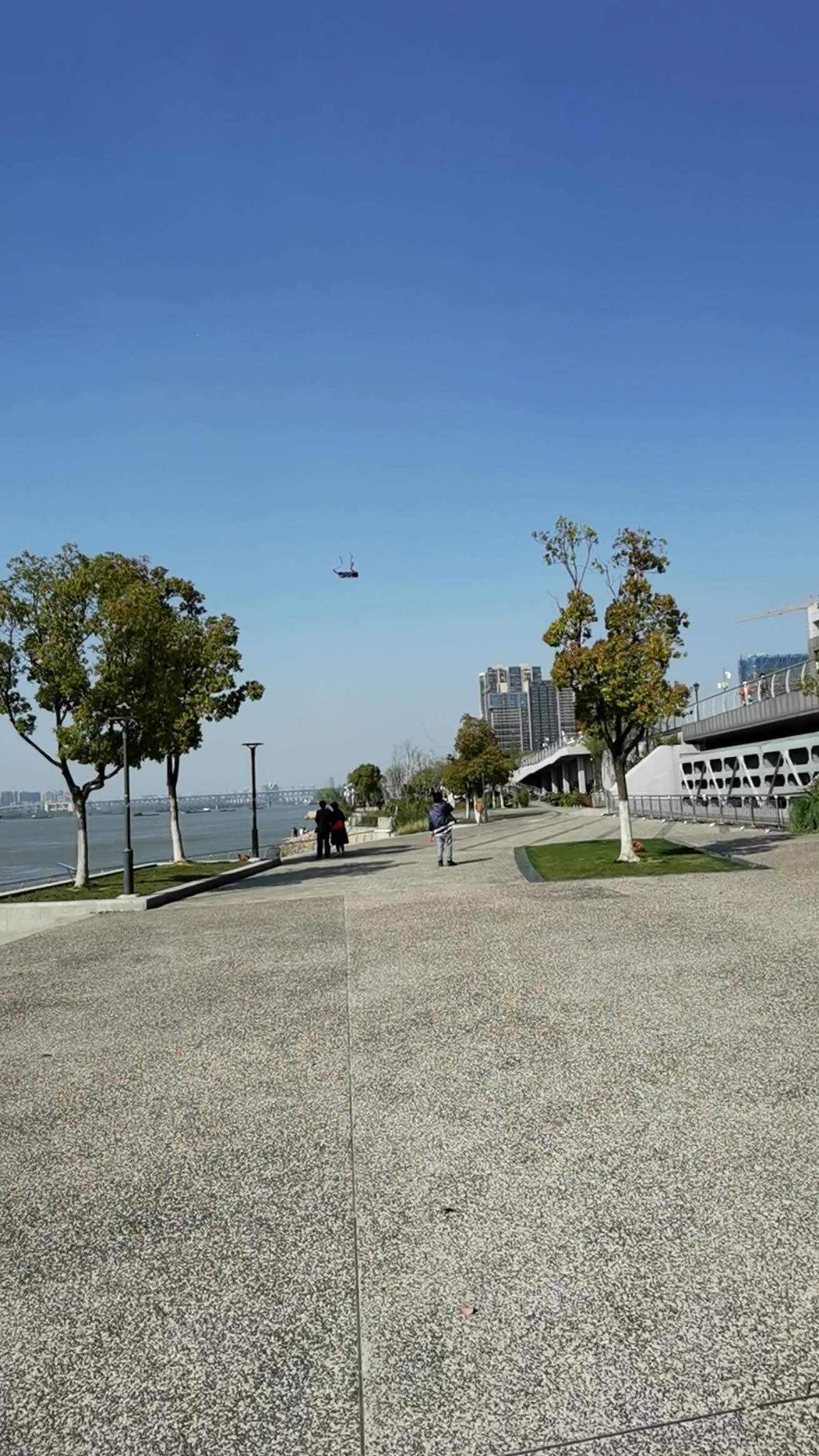 长江边放风筝,风光美.南京下关滨江