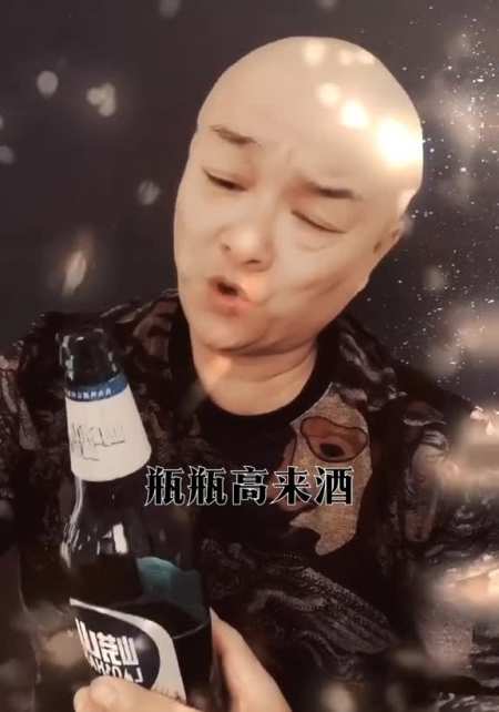 酒瓶瓶倒来酒杯杯碎这辈子咋就爱上个你前半夜喝酒后夜醉推荐上热门