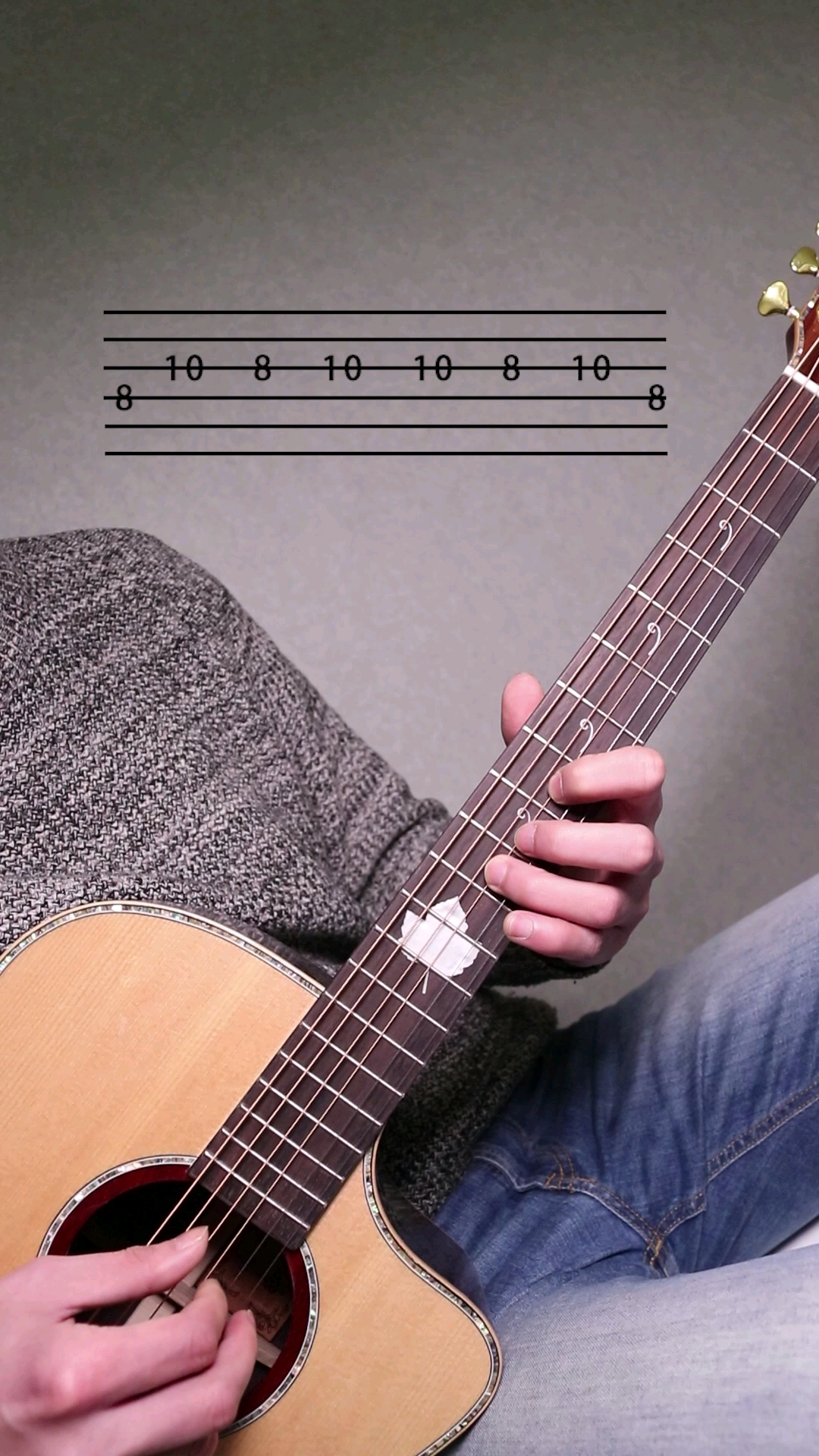 横线从上往下对应吉他1到6弦,数字代表品位,数字在几弦就弹几弦
