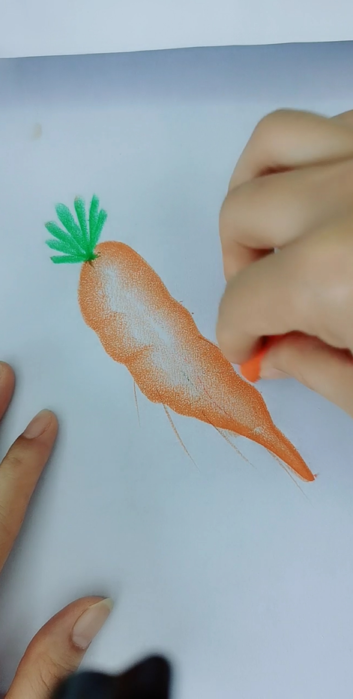 儿童画#断掉的油画棒来画根胡萝卜-度小视