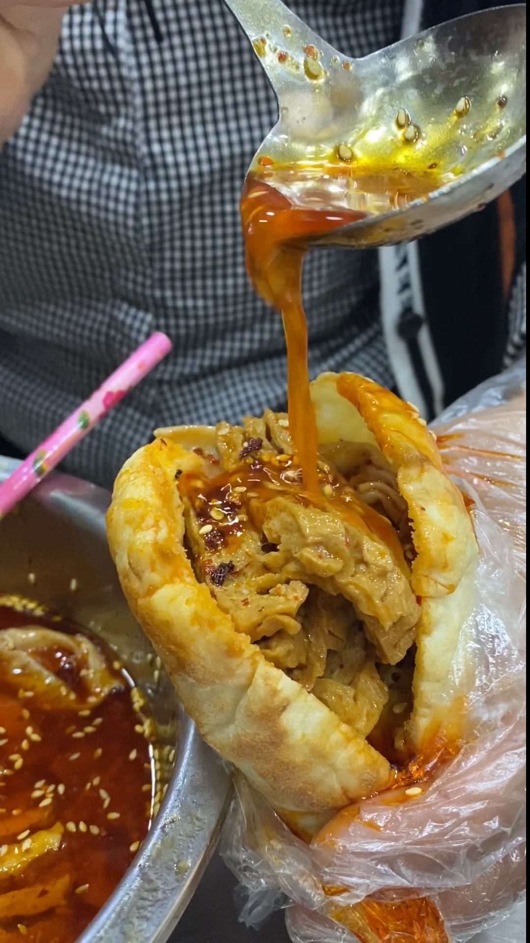 中间空心的烧饼,夹上沾满鸡汤的豆皮,麻辣鲜香,一个根本不够吃