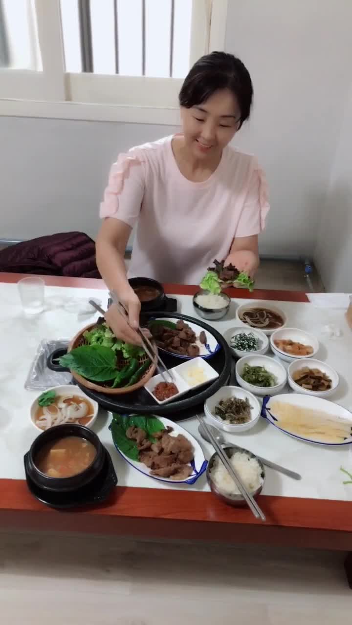 韩国人吃饭一桌子盘子
