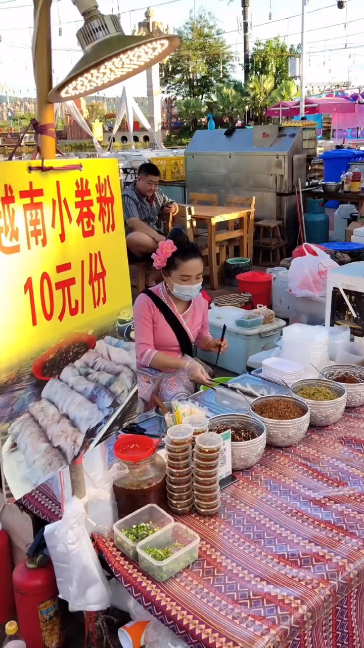 街头美食越南小卷粉走过路过千万不要错过