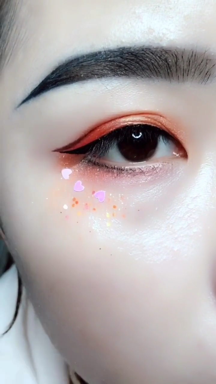 女孩子都喜欢的闪亮眼妆