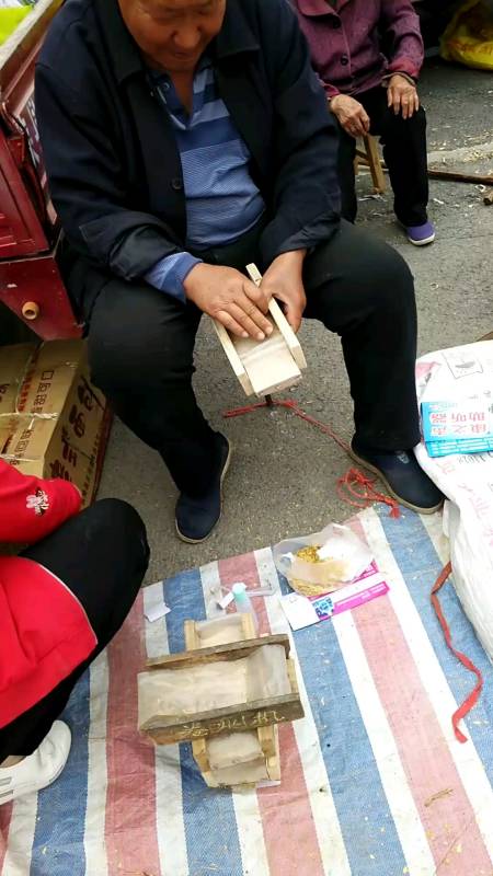 自制卷烟机 简单方便 你认识吗-度小视