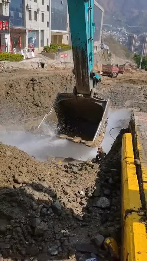 挖掘机师傅挖坑碰坏水管,项目经理吓坏了,直接连夜回家