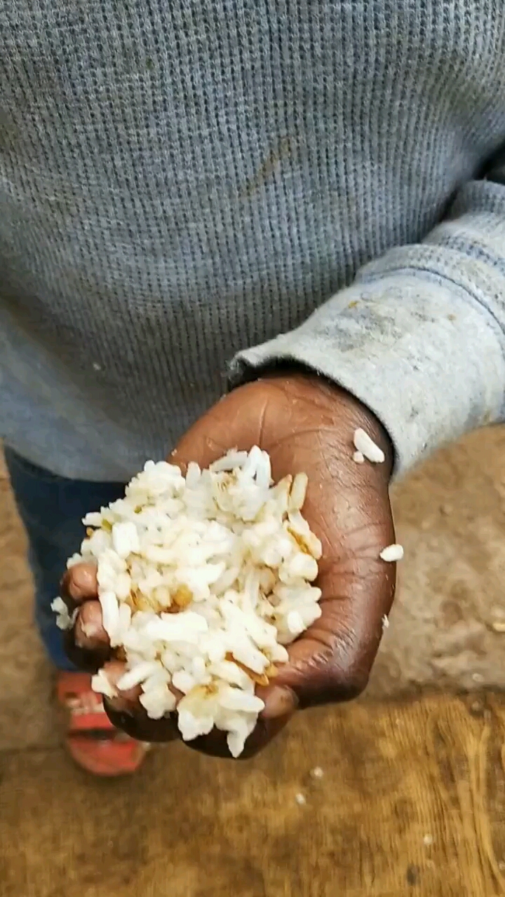 非洲朋友干吃白米饭!一口闷!
