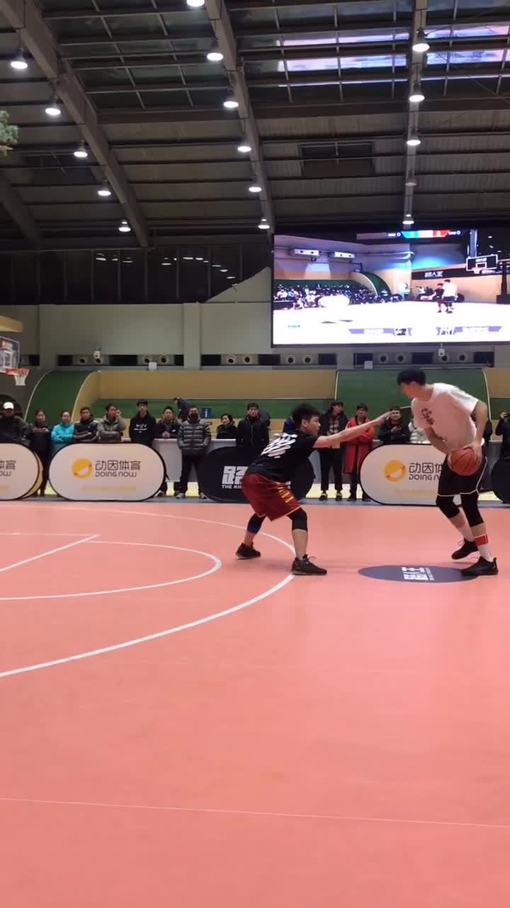 路人王篮球北京站亚军鲁提普拉身高199体重92kg这个大个子打法很柔和