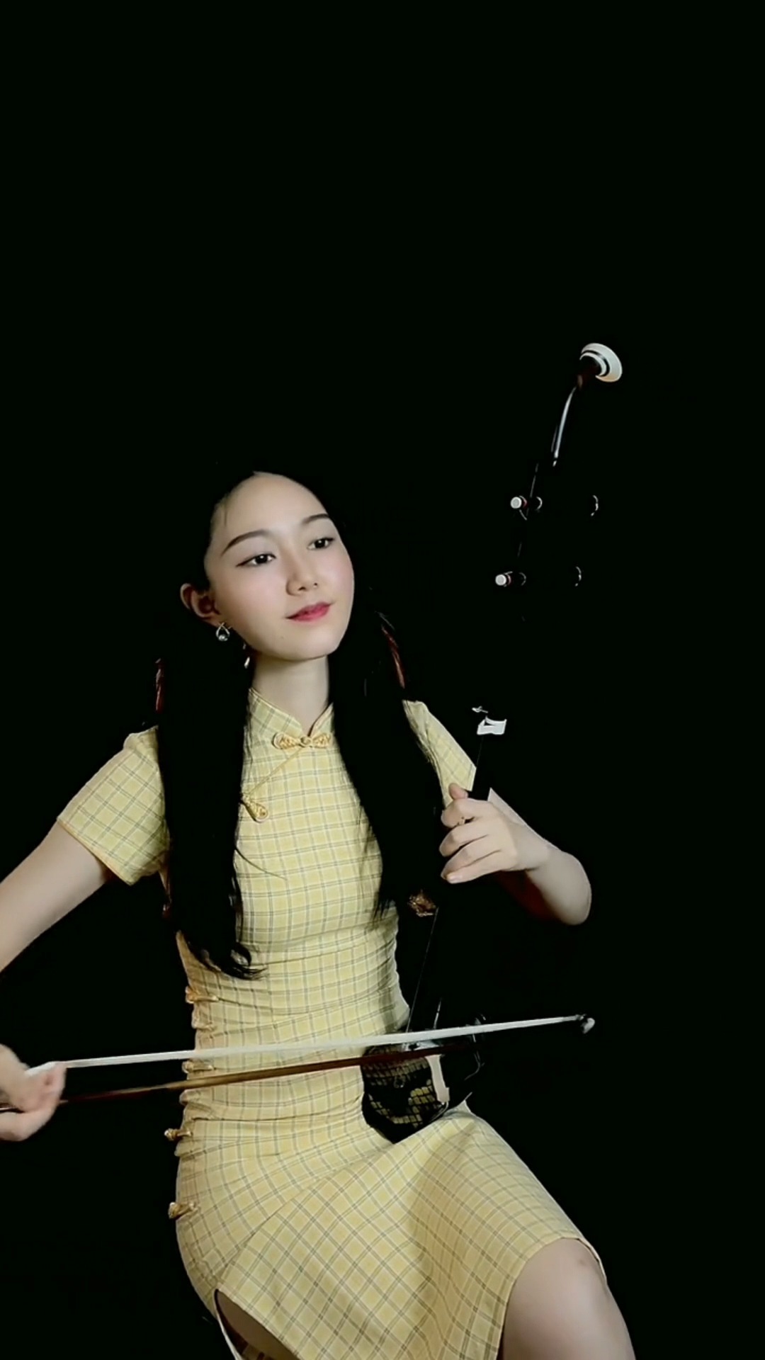 迷惑行为大赏#美女二胡拉奏《北京的金山上》旋律悠扬悦耳,具有浓郁