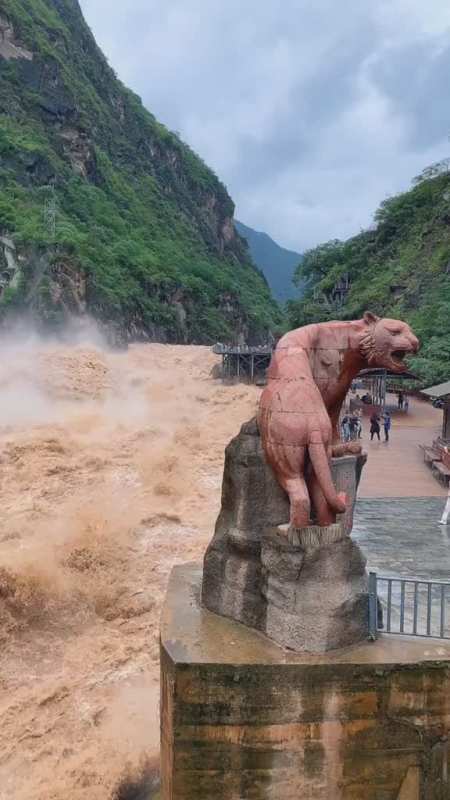 虎跳峡以险名天下是中国最深的峡谷之一来云南一定不能错过的景点之一