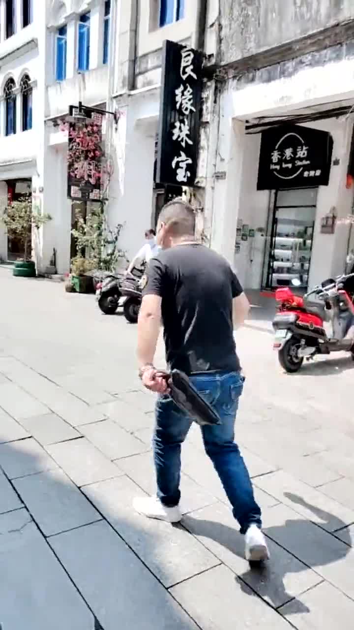 大哥走路真霸气简直把张嘉译的步伐模仿的淋漓尽致