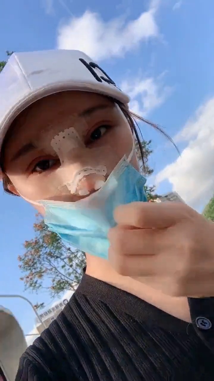 本以为姑娘整的够过分了,拉下口罩那一刻,下巴都惊掉了!