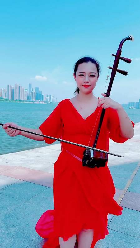 迷惑行为大赏#气质美女二胡深情拉奏《情深似海》,情真意切,柔美醉人