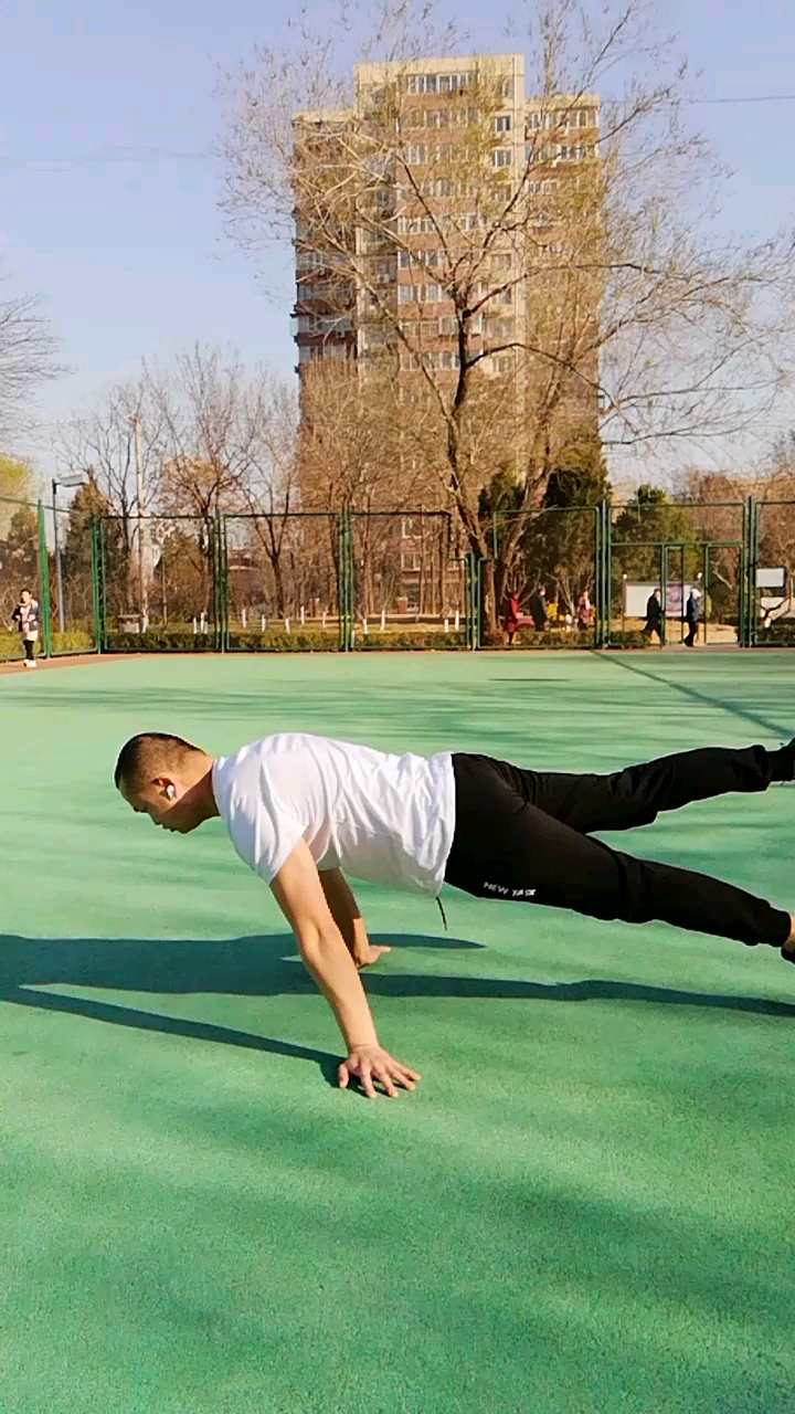 单腿冲肩俯卧撑