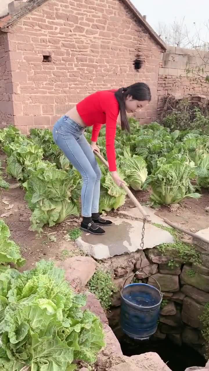 农村姑娘很美很贤惠,脏活累活自己一个人干