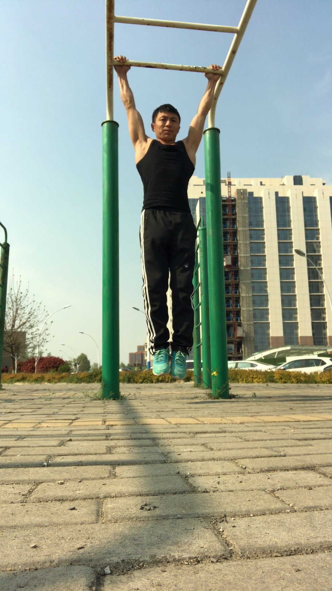 晨练#腹肌练习,单杠提膝