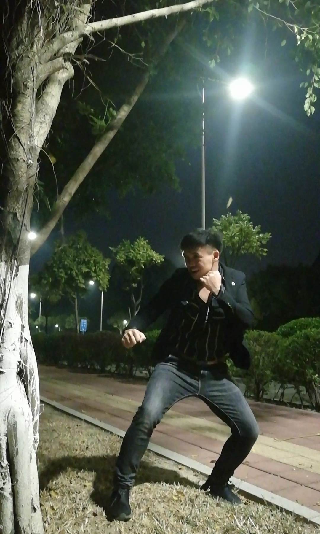 甄子丹的招牌动作凌空三踢